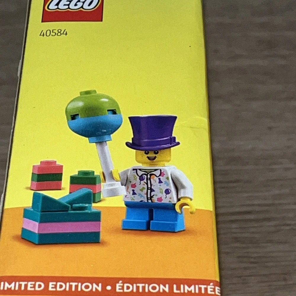 Lego BIRTHDAY DIORAMA 40584 Party Balloons Cake Camera SEALED *Box Damage* NEW